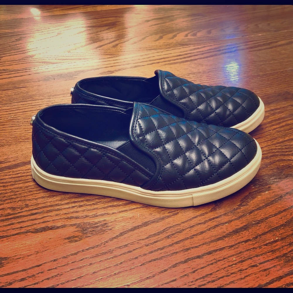 Steve Madden black quilted slip on
